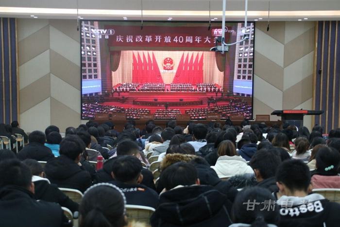 1545124700963077468.jpg 师生同堂观看大会.jpg