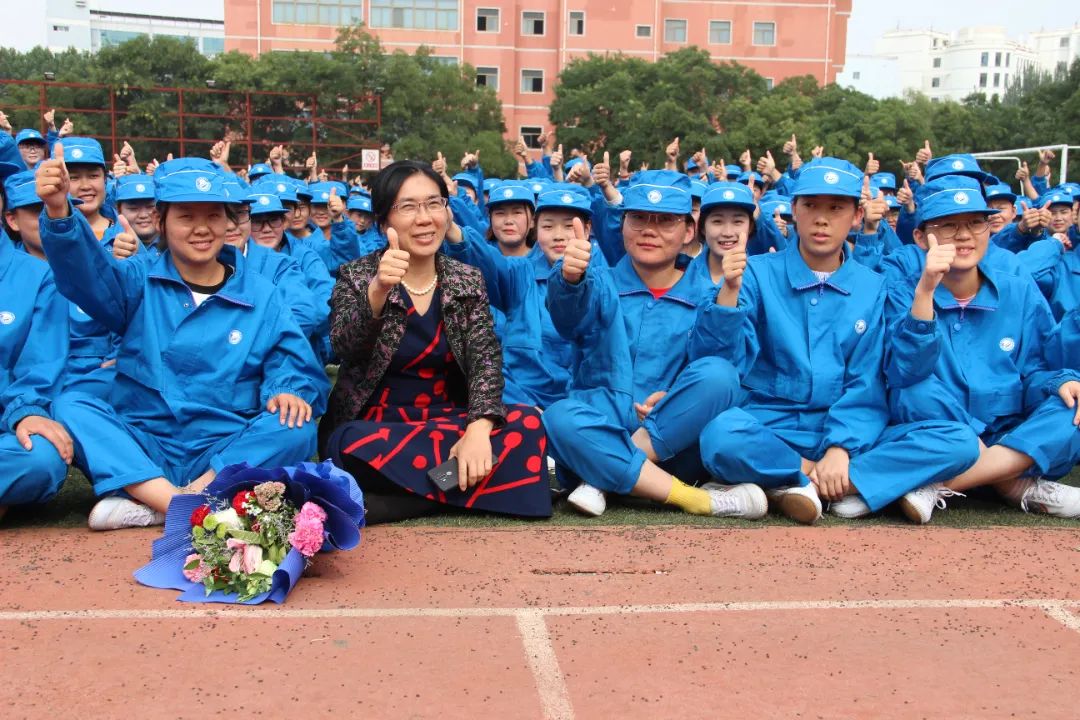 学校杰出校友大国工匠张恒珍为18级新生上入学第一课.JPG 图片