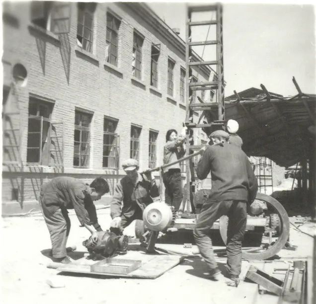 师生参加建校劳动.JPG 图片